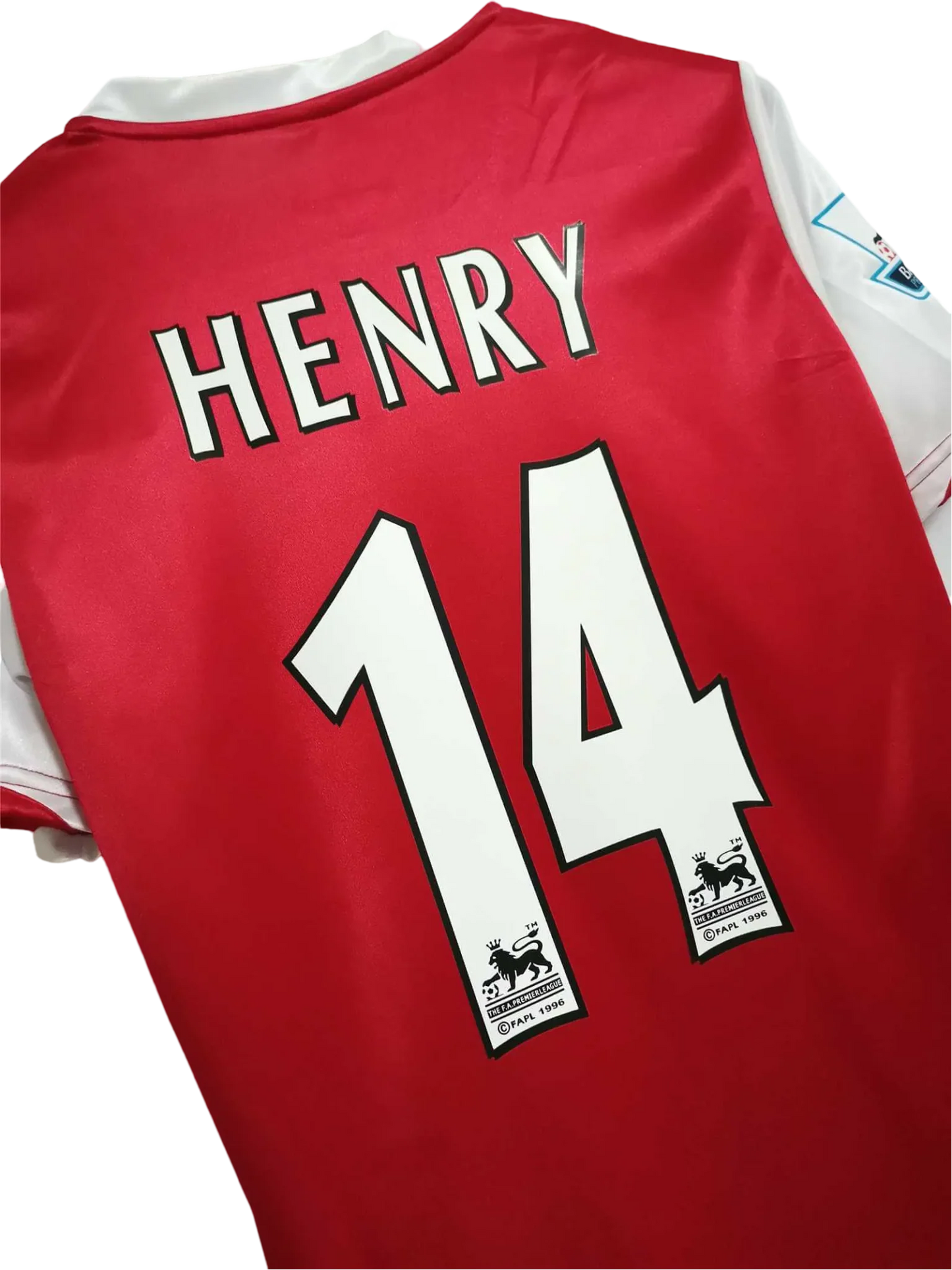 https://cdn.shopify.com/s/files/1/0826/7228/8075/files/20062007-arsenal-fly-emirates-home-retro-kit-classickits433-769091.webp?v=1741198351