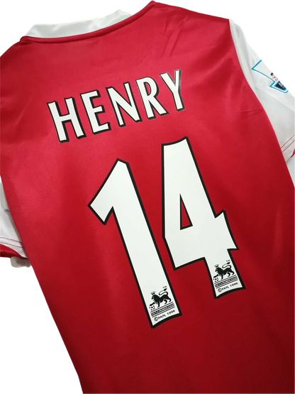 https://cdn.shopify.com/s/files/1/0826/7228/8075/files/20062007-arsenal-fly-emirates-home-retro-kit-classickits433-769091.webp?v=1741198351