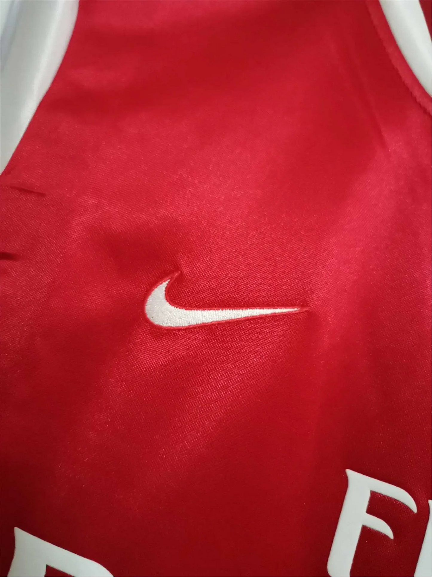 https://cdn.shopify.com/s/files/1/0826/7228/8075/files/20062007-arsenal-fly-emirates-home-retro-kit-classickits433-996955.webp?v=1741198351