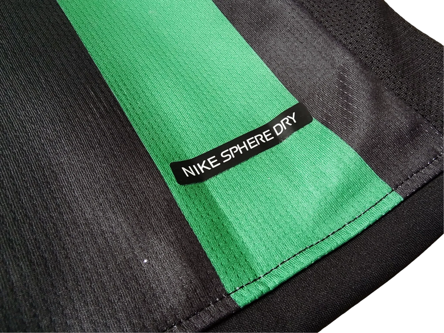 https://cdn.shopify.com/s/files/1/0826/7228/8075/files/20062007-glasgow-celtic-carling-away-retro-kit-classickits433-102390.webp?v=1741198304