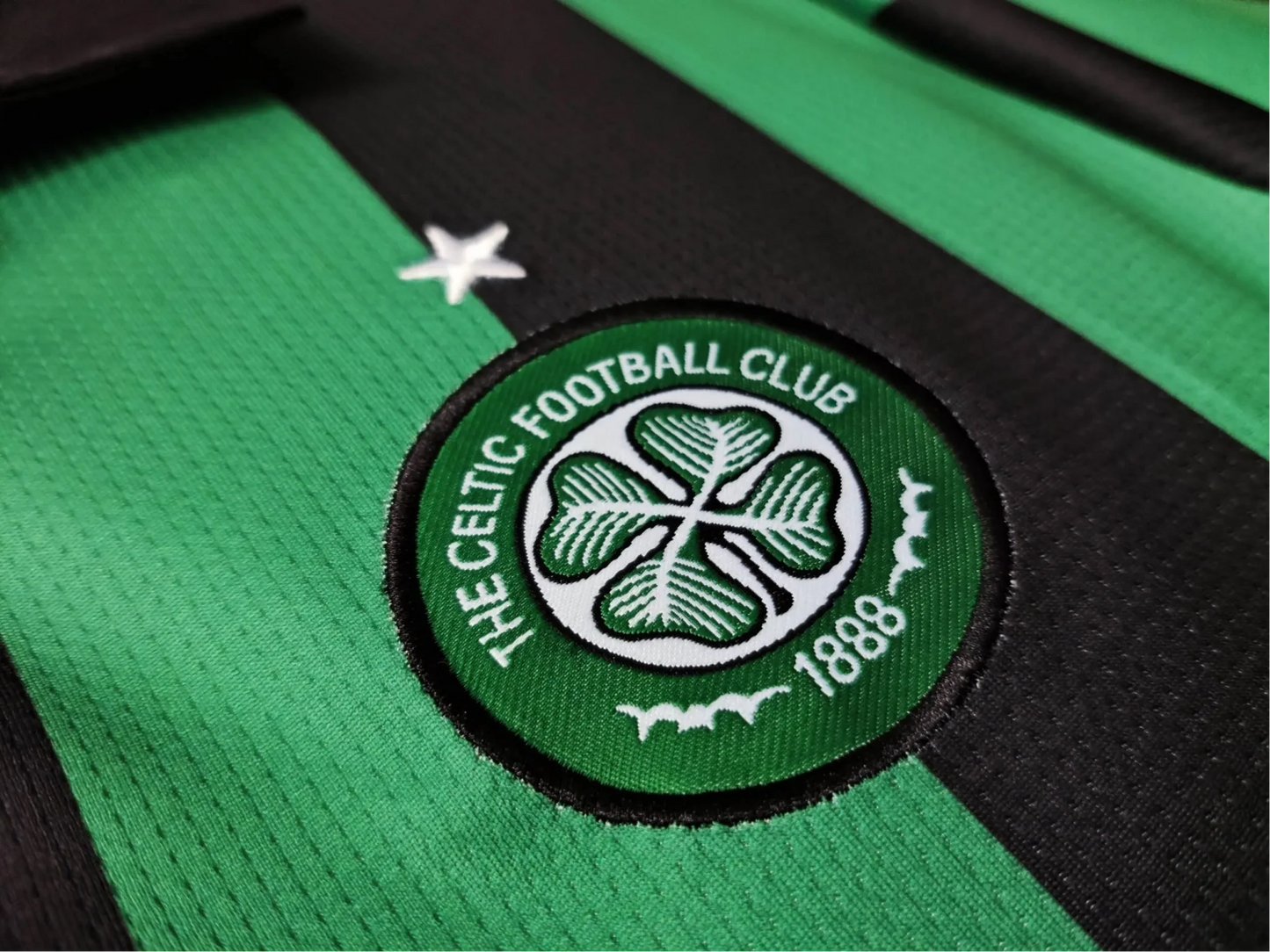 https://cdn.shopify.com/s/files/1/0826/7228/8075/files/20062007-glasgow-celtic-carling-away-retro-kit-classickits433-440388.webp?v=1741198303