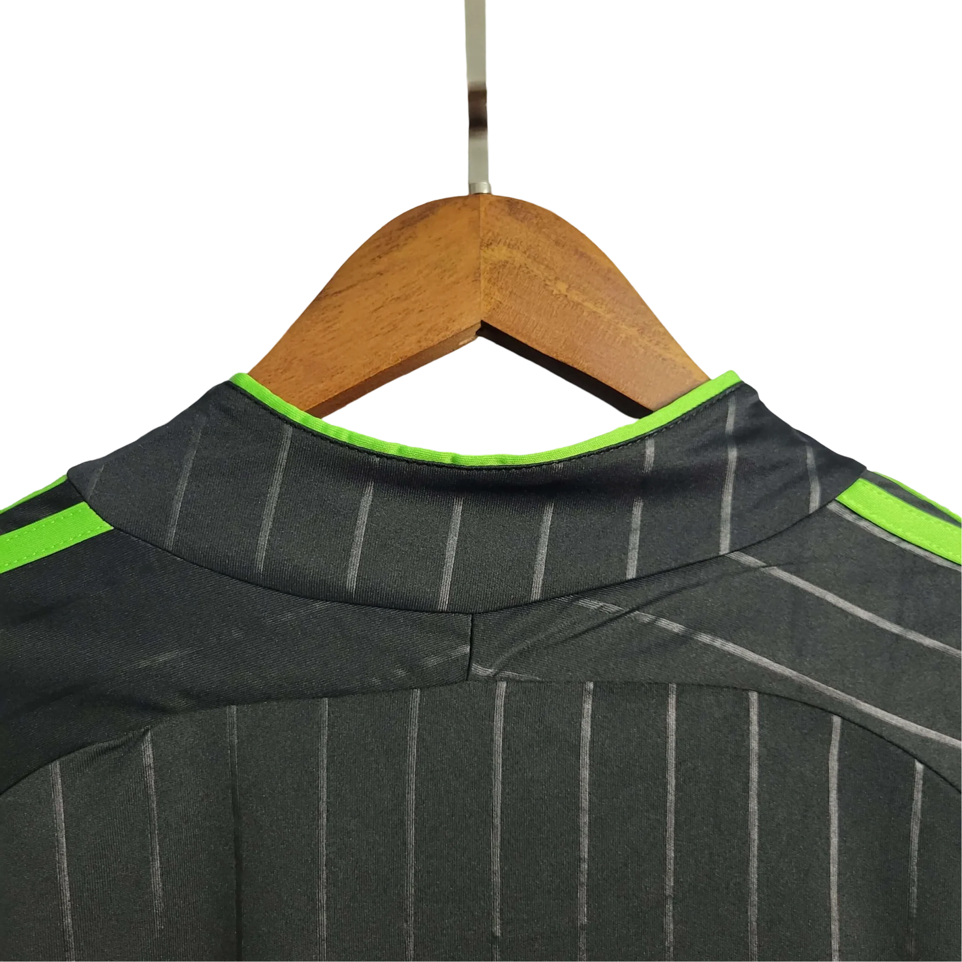 https://cdn.shopify.com/s/files/1/0826/7228/8075/files/20062007-glasgow-celtic-training-retro-kit-classickits433-100488.webp?v=1741198305