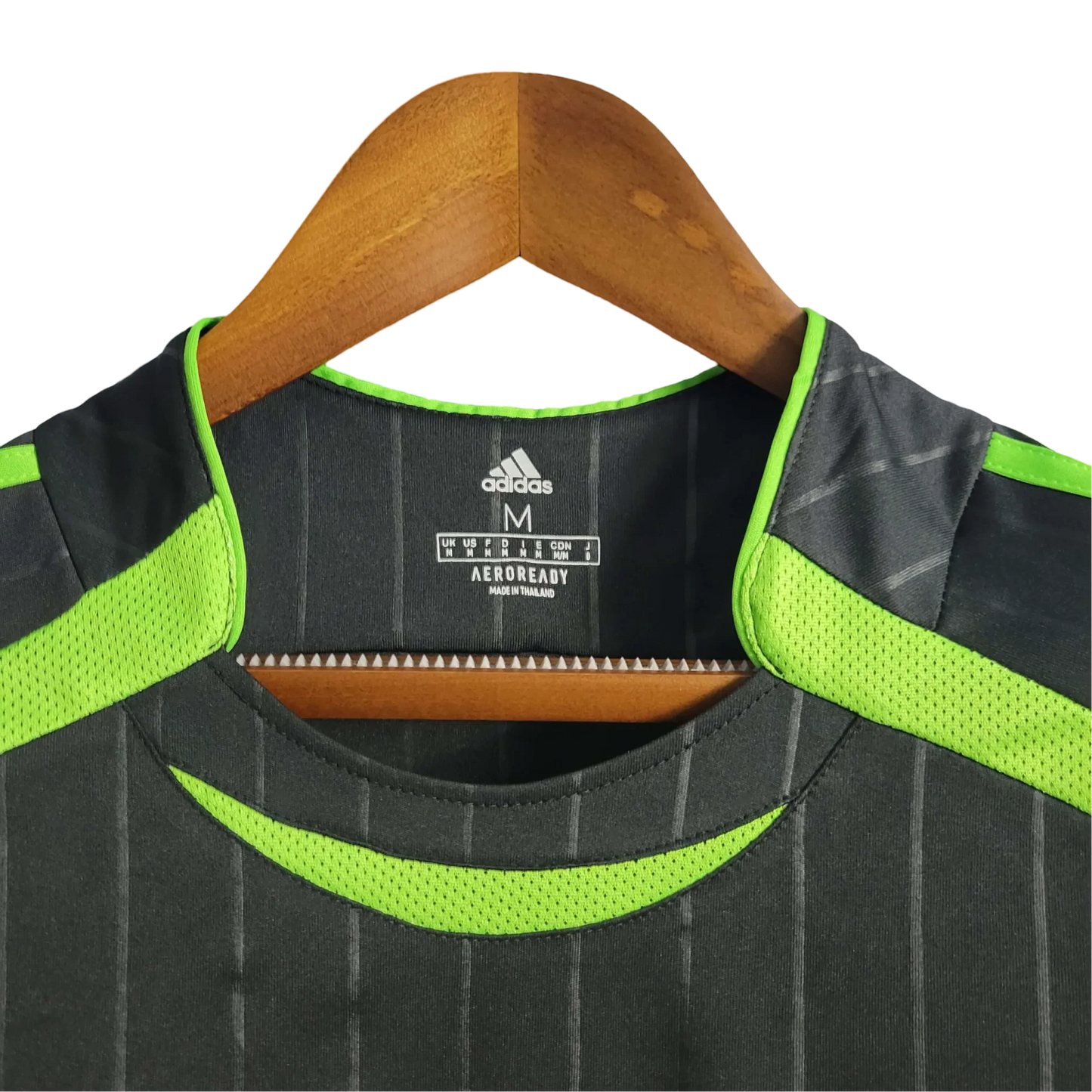 https://cdn.shopify.com/s/files/1/0826/7228/8075/files/20062007-glasgow-celtic-training-retro-kit-classickits433-124515.webp?v=1741198306