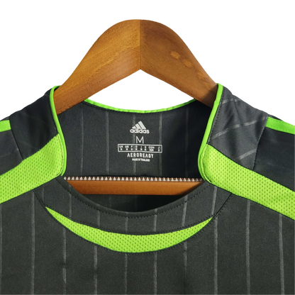 https://cdn.shopify.com/s/files/1/0826/7228/8075/files/20062007-glasgow-celtic-training-retro-kit-classickits433-124515.webp?v=1741198306