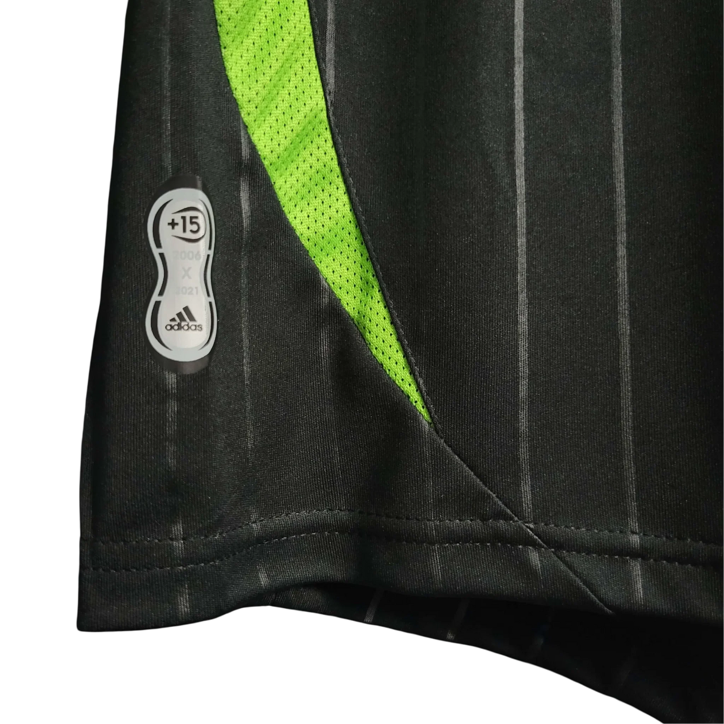 https://cdn.shopify.com/s/files/1/0826/7228/8075/files/20062007-glasgow-celtic-training-retro-kit-classickits433-312352.webp?v=1741198308