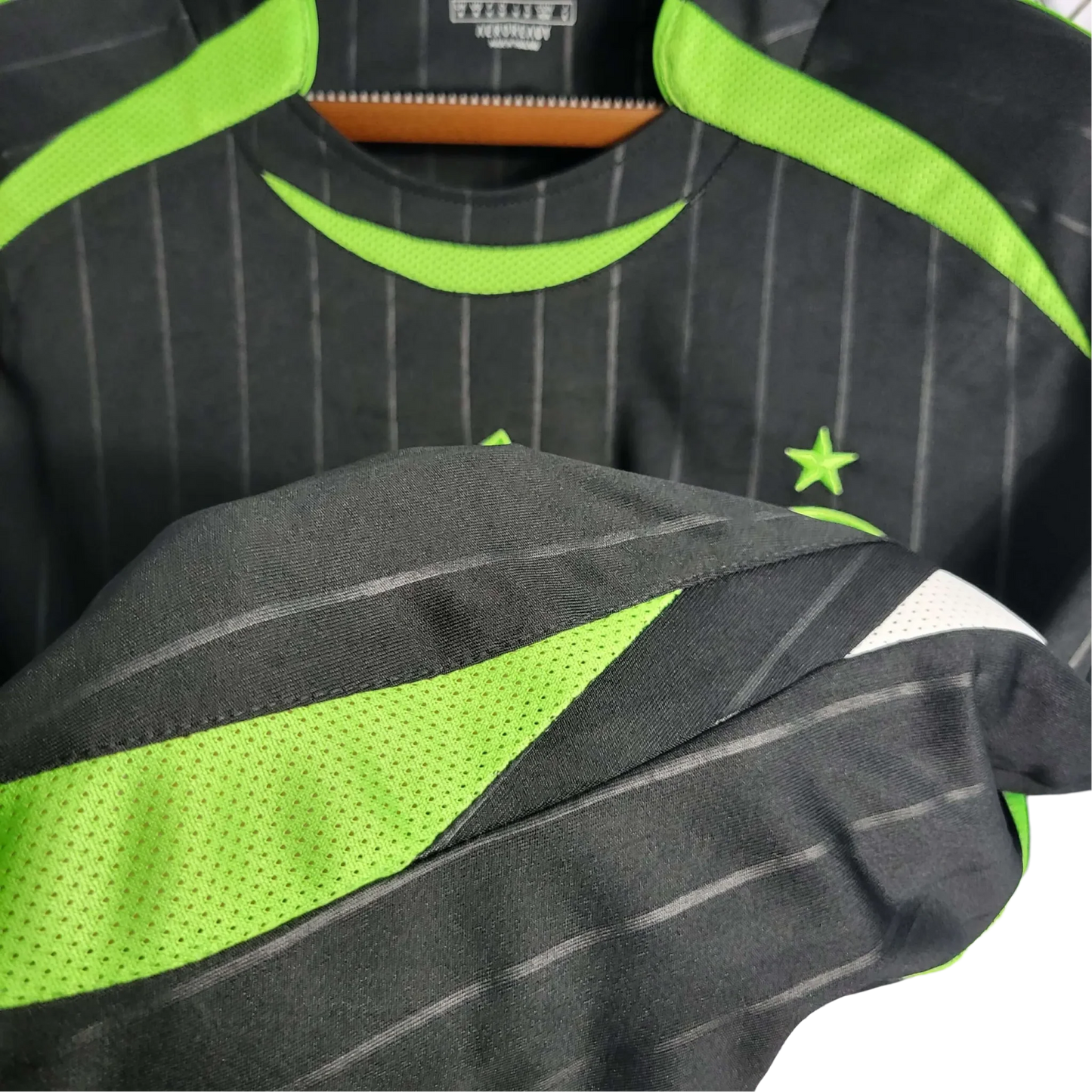https://cdn.shopify.com/s/files/1/0826/7228/8075/files/20062007-glasgow-celtic-training-retro-kit-classickits433-627007.webp?v=1741198308