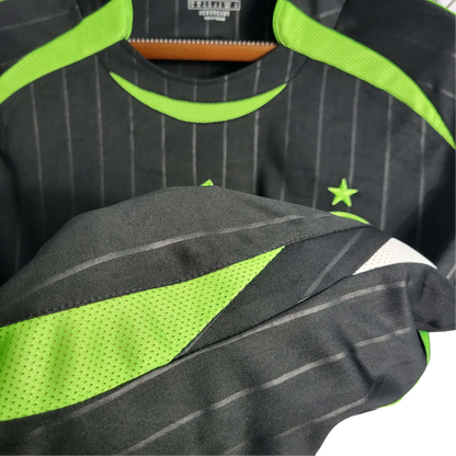 https://cdn.shopify.com/s/files/1/0826/7228/8075/files/20062007-glasgow-celtic-training-retro-kit-classickits433-627007.webp?v=1741198308
