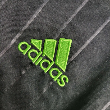 https://cdn.shopify.com/s/files/1/0826/7228/8075/files/20062007-glasgow-celtic-training-retro-kit-classickits433-728430.webp?v=1741198306
