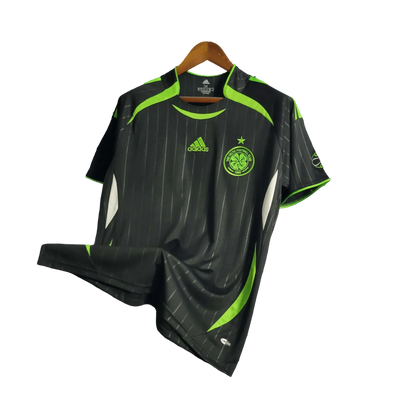https://cdn.shopify.com/s/files/1/0826/7228/8075/files/20062007-glasgow-celtic-training-retro-kit-classickits433-806626.webp?v=1741198306