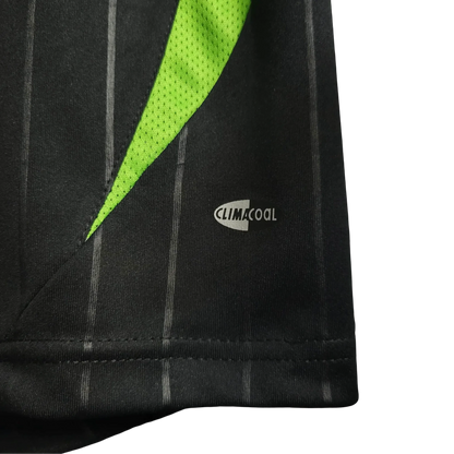 https://cdn.shopify.com/s/files/1/0826/7228/8075/files/20062007-glasgow-celtic-training-retro-kit-classickits433-917184.webp?v=1741198306