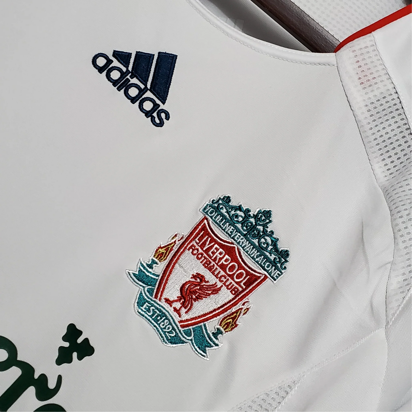 https://cdn.shopify.com/s/files/1/0826/7228/8075/files/20062007-liverpooi-carlsberg-away-retro-kit-classickits433-247375.webp?v=1741198017