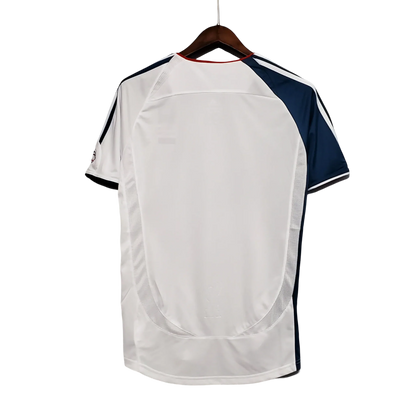 https://cdn.shopify.com/s/files/1/0826/7228/8075/files/20062007-liverpooi-carlsberg-away-retro-kit-classickits433-314389.webp?v=1741198015