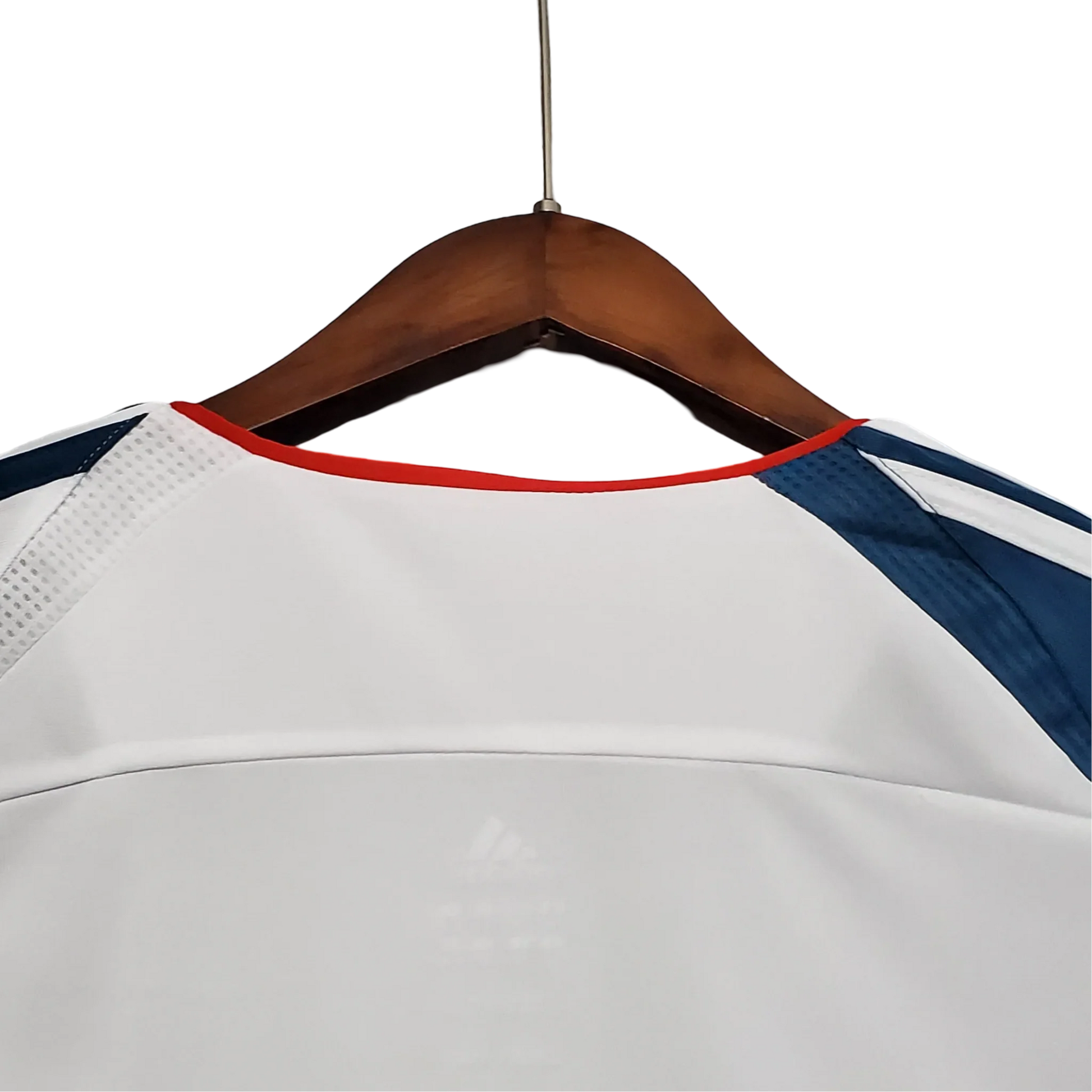 https://cdn.shopify.com/s/files/1/0826/7228/8075/files/20062007-liverpooi-carlsberg-away-retro-kit-classickits433-973044.webp?v=1741198016