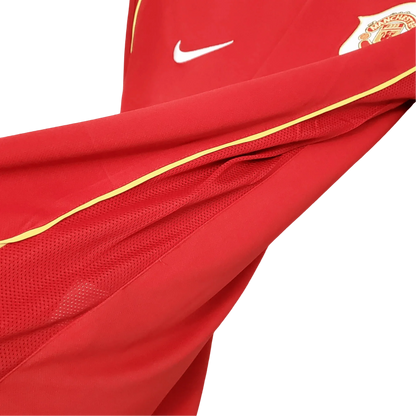 https://cdn.shopify.com/s/files/1/0826/7228/8075/files/20062007-manchester-united-aig-home-retro-kit-long-sleeves-classickits433-162150.webp?v=1741197673