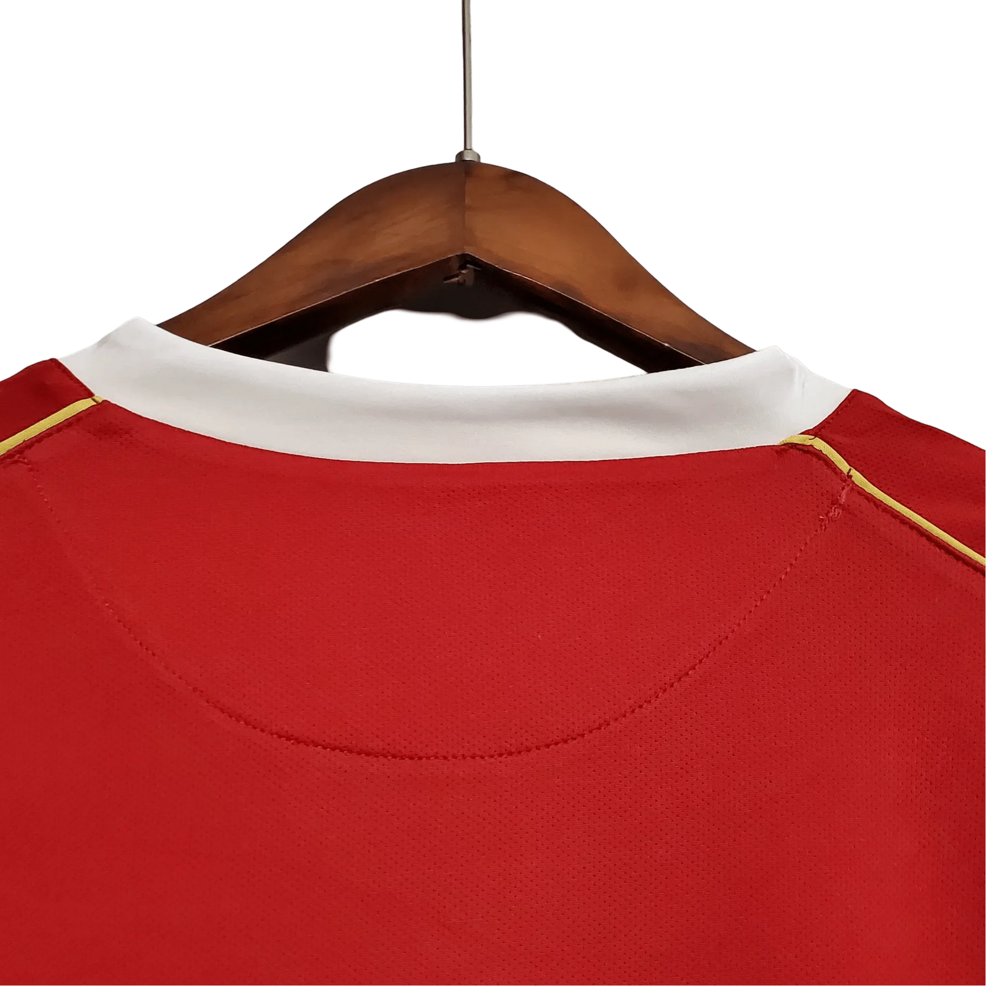 https://cdn.shopify.com/s/files/1/0826/7228/8075/files/20062007-manchester-united-aig-home-retro-kit-long-sleeves-classickits433-264446.webp?v=1741197675