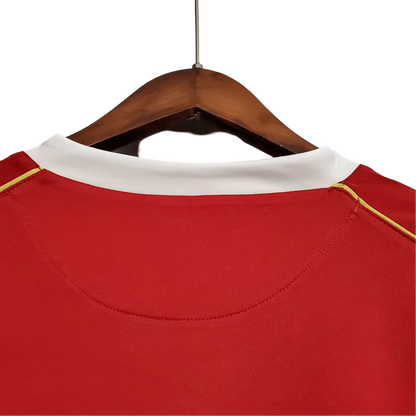 https://cdn.shopify.com/s/files/1/0826/7228/8075/files/20062007-manchester-united-aig-home-retro-kit-long-sleeves-classickits433-264446.webp?v=1741197675