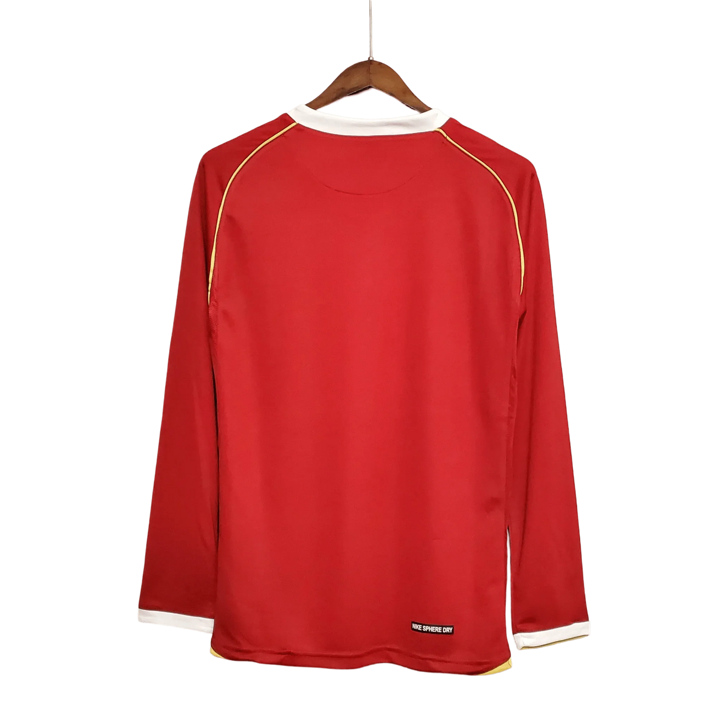 https://cdn.shopify.com/s/files/1/0826/7228/8075/files/20062007-manchester-united-aig-home-retro-kit-long-sleeves-classickits433-544090.webp?v=1741197673