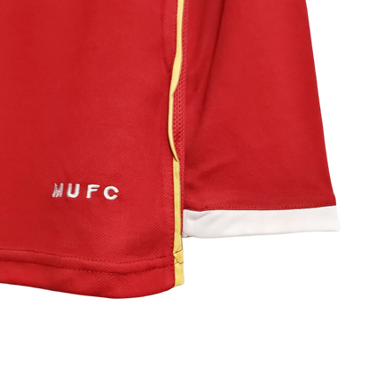 https://cdn.shopify.com/s/files/1/0826/7228/8075/files/20062007-manchester-united-aig-home-retro-kit-long-sleeves-classickits433-573277.webp?v=1741197675