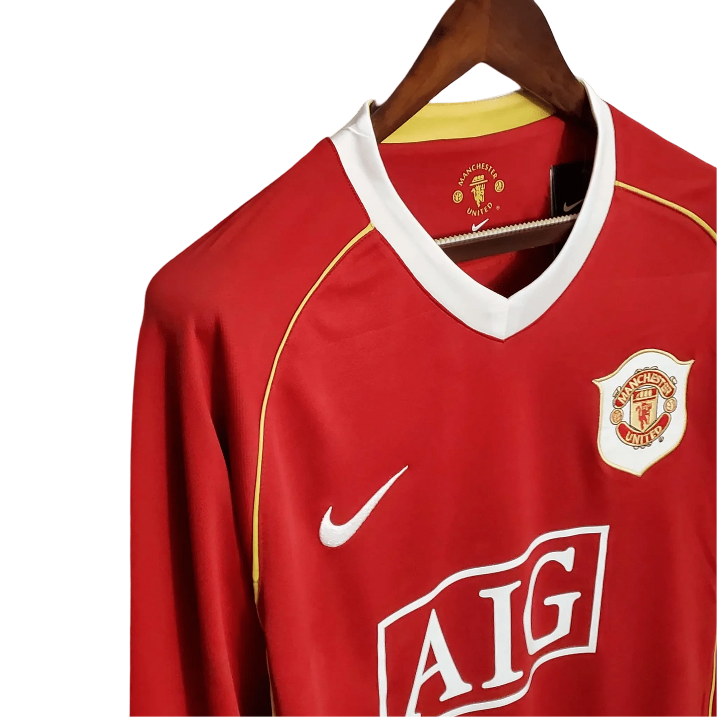 https://cdn.shopify.com/s/files/1/0826/7228/8075/files/20062007-manchester-united-aig-home-retro-kit-long-sleeves-classickits433-607752.webp?v=1741197674
