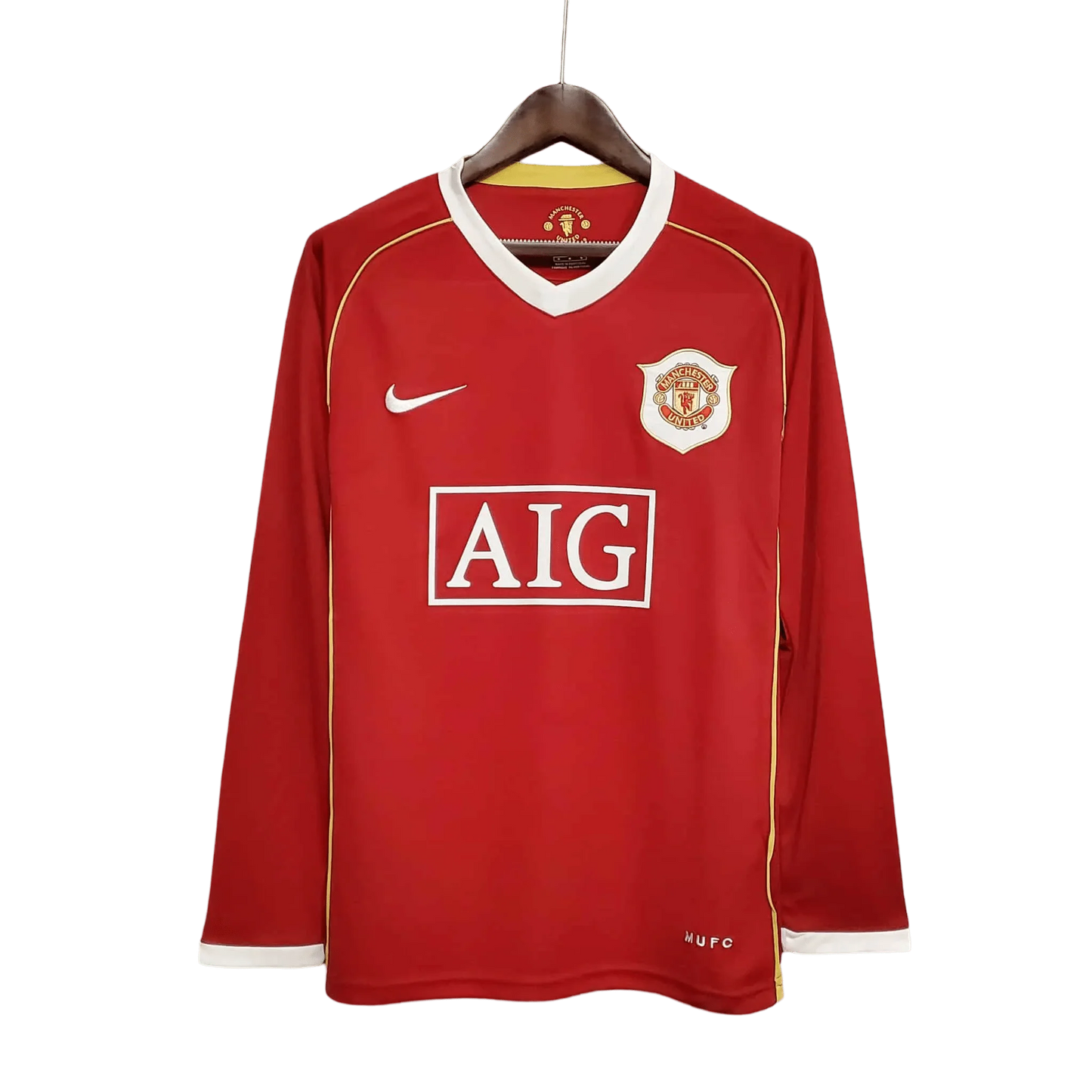 https://cdn.shopify.com/s/files/1/0826/7228/8075/files/20062007-manchester-united-aig-home-retro-kit-long-sleeves-classickits433-725316.webp?v=1741197675