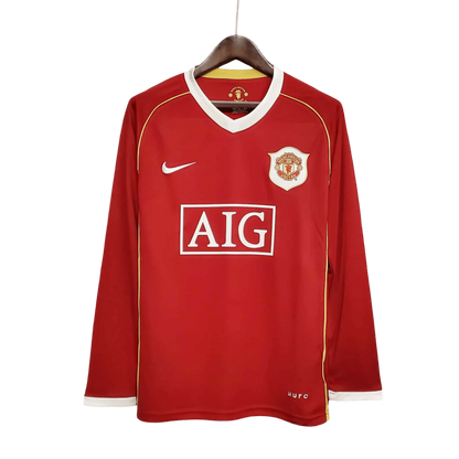 https://cdn.shopify.com/s/files/1/0826/7228/8075/files/20062007-manchester-united-aig-home-retro-kit-long-sleeves-classickits433-725316.webp?v=1741197675