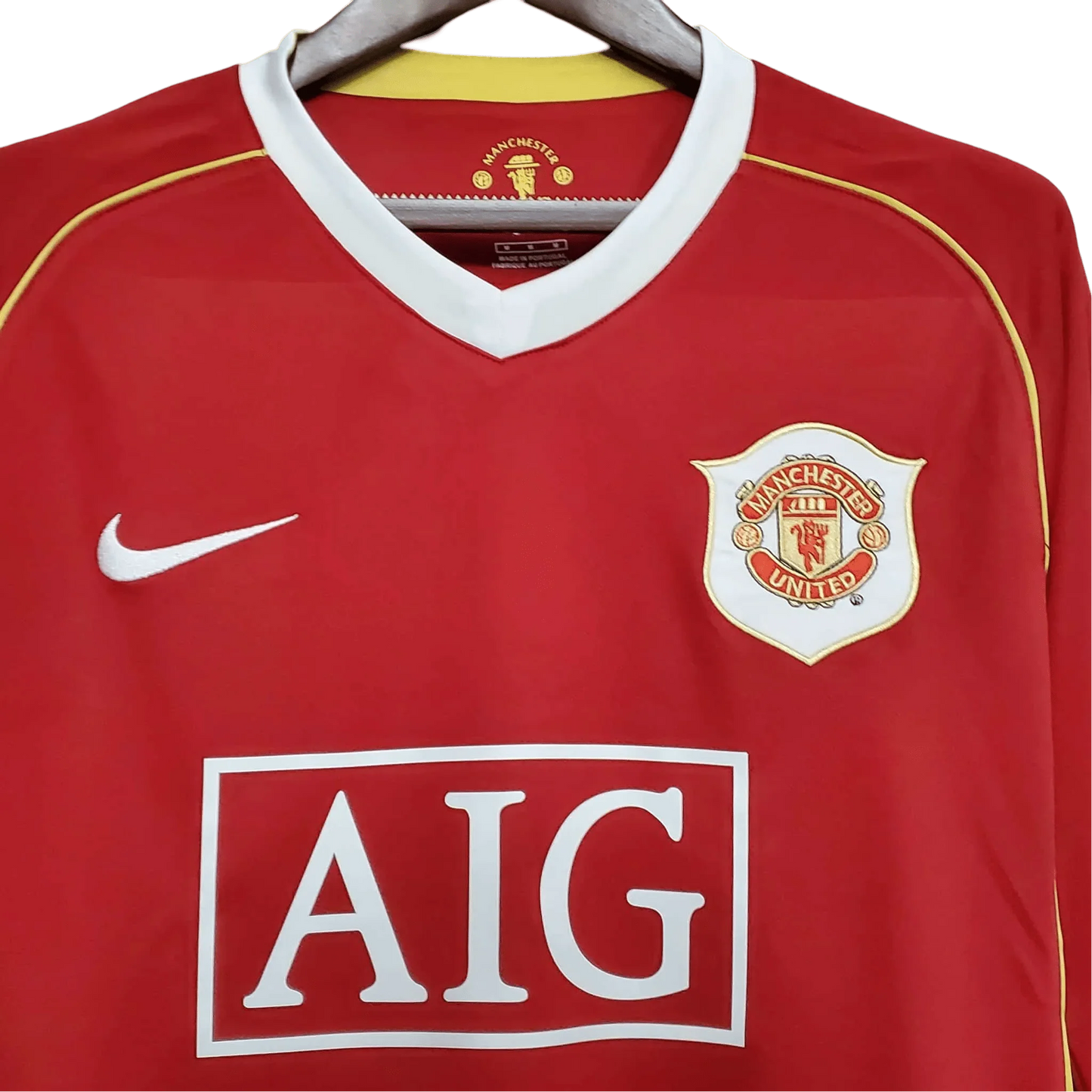 https://cdn.shopify.com/s/files/1/0826/7228/8075/files/20062007-manchester-united-aig-home-retro-kit-long-sleeves-classickits433-759806.webp?v=1741197673