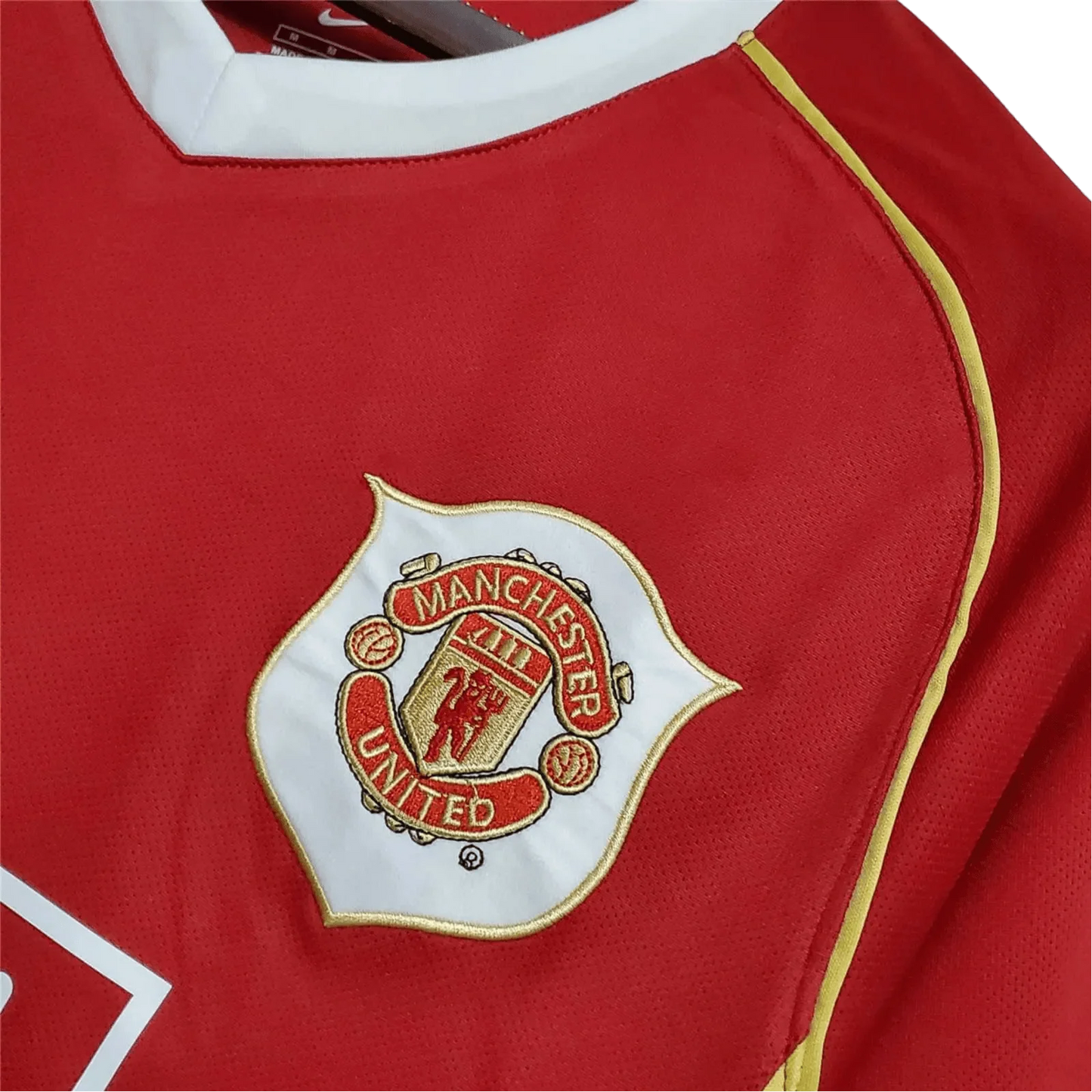 https://cdn.shopify.com/s/files/1/0826/7228/8075/files/20062007-manchester-united-aig-home-retro-kit-short-sleeves-classickits433-325229.webp?v=1741197750