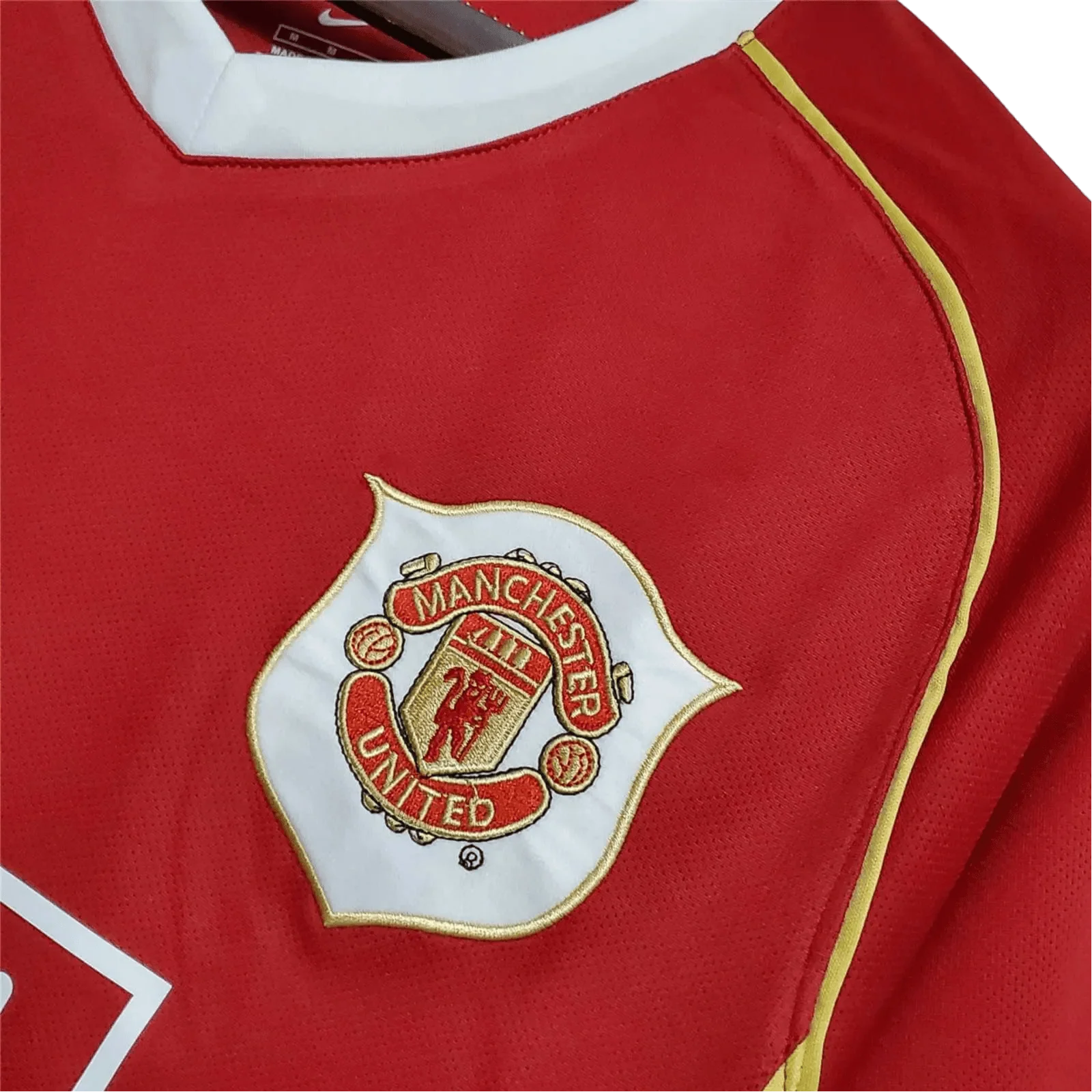 https://cdn.shopify.com/s/files/1/0826/7228/8075/files/20062007-manchester-united-aig-home-retro-kit-short-sleeves-classickits433-325229.webp?v=1741197750