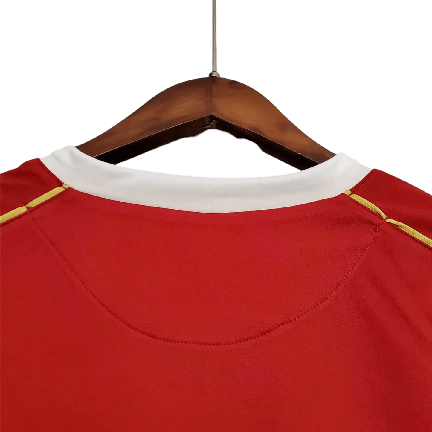 https://cdn.shopify.com/s/files/1/0826/7228/8075/files/20062007-manchester-united-aig-home-retro-kit-short-sleeves-classickits433-422584.webp?v=1741197748