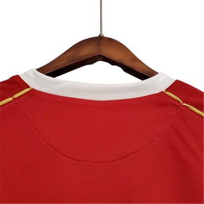 https://cdn.shopify.com/s/files/1/0826/7228/8075/files/20062007-manchester-united-aig-home-retro-kit-short-sleeves-classickits433-422584.webp?v=1741197748
