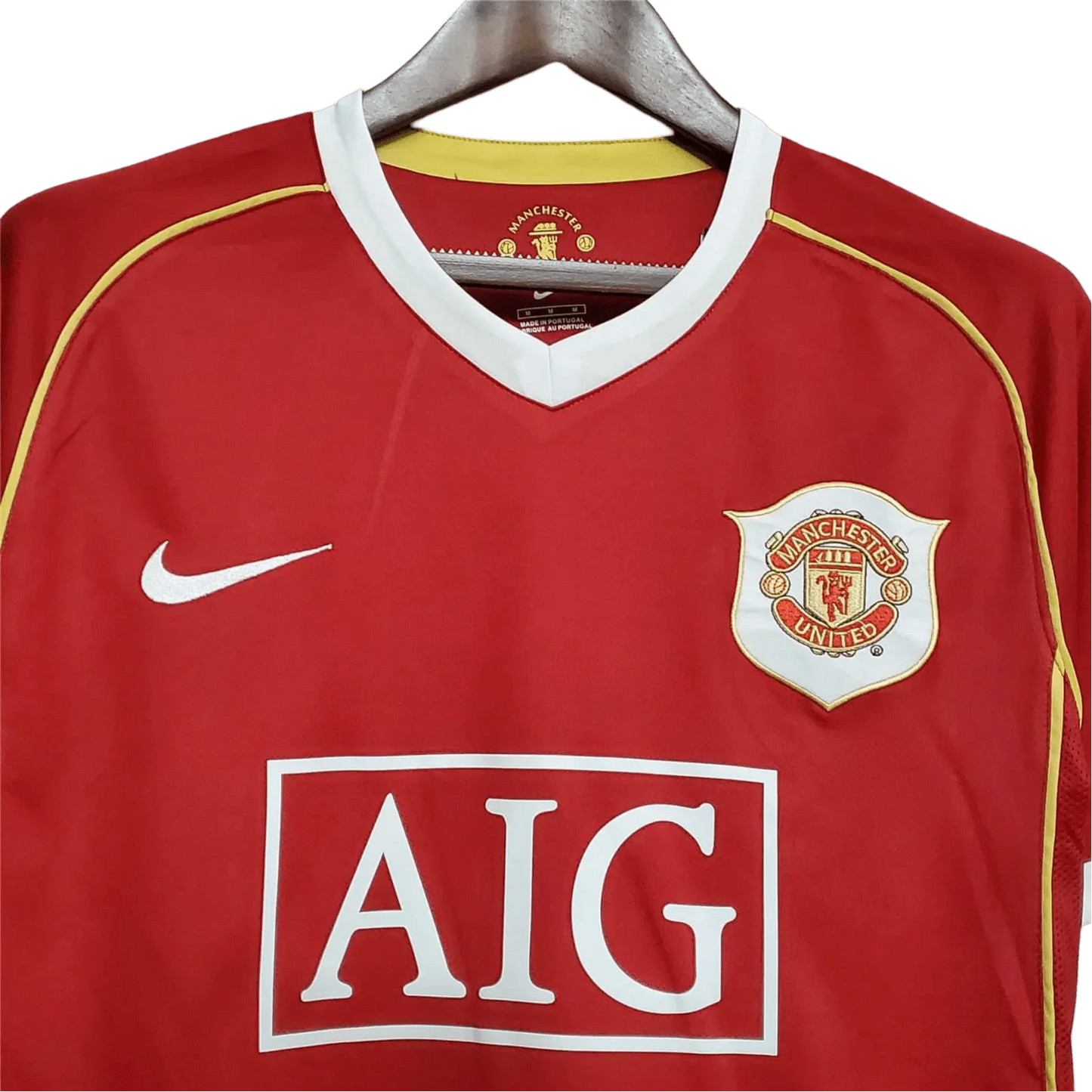 https://cdn.shopify.com/s/files/1/0826/7228/8075/files/20062007-manchester-united-aig-home-retro-kit-short-sleeves-classickits433-483560.webp?v=1741197751