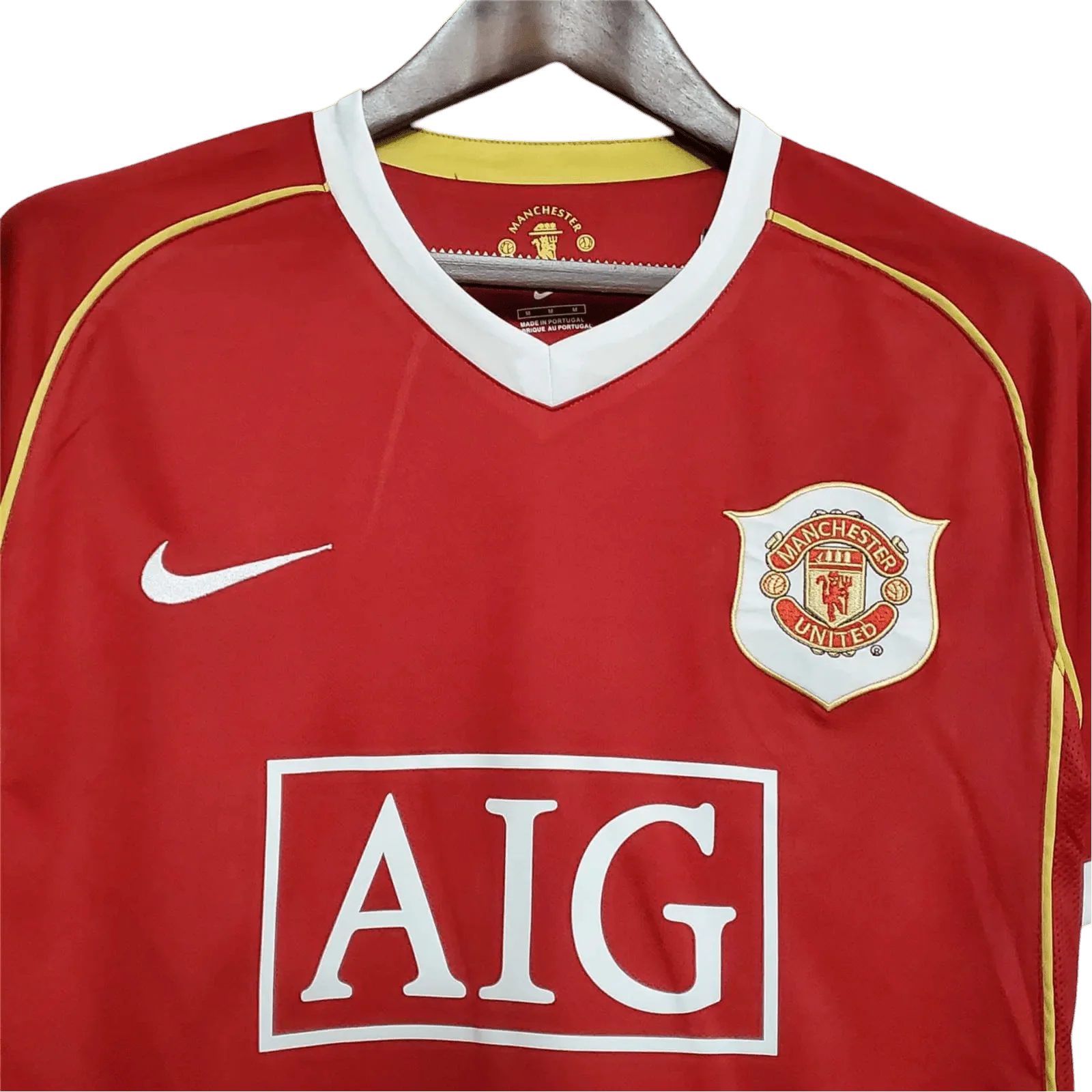 https://cdn.shopify.com/s/files/1/0826/7228/8075/files/20062007-manchester-united-aig-home-retro-kit-short-sleeves-classickits433-483560.webp?v=1741197751