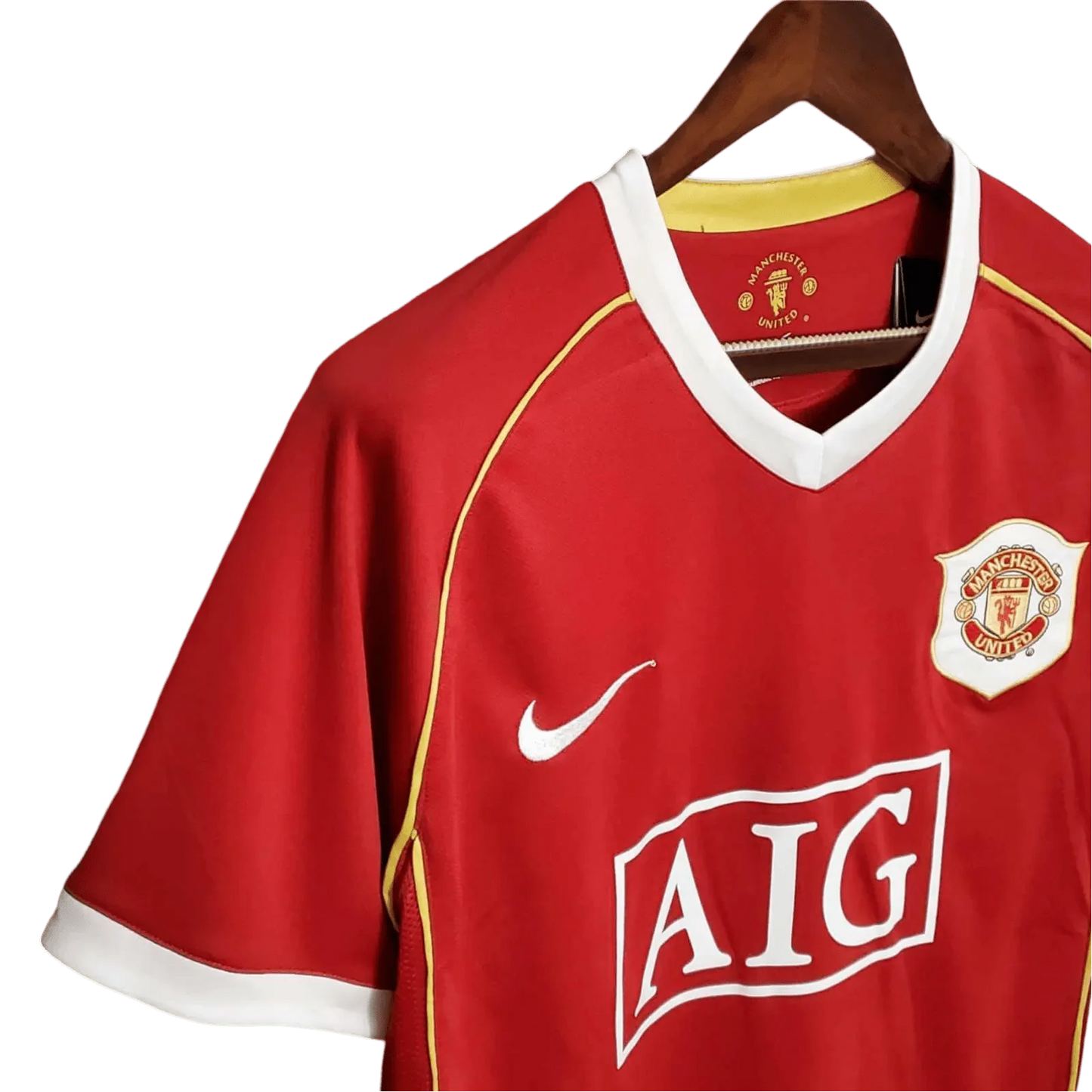 https://cdn.shopify.com/s/files/1/0826/7228/8075/files/20062007-manchester-united-aig-home-retro-kit-short-sleeves-classickits433-762989.webp?v=1741197749