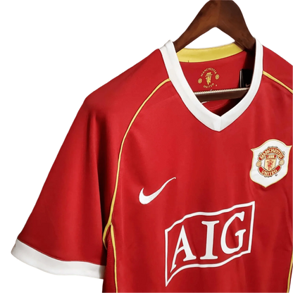 https://cdn.shopify.com/s/files/1/0826/7228/8075/files/20062007-manchester-united-aig-home-retro-kit-short-sleeves-classickits433-762989.webp?v=1741197749