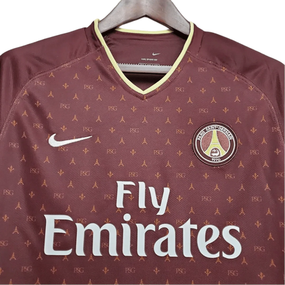 https://cdn.shopify.com/s/files/1/0826/7228/8075/files/20062007-paris-saint-germain-fly-emirates-away-red-retro-jersey-371717.webp?v=1741197866