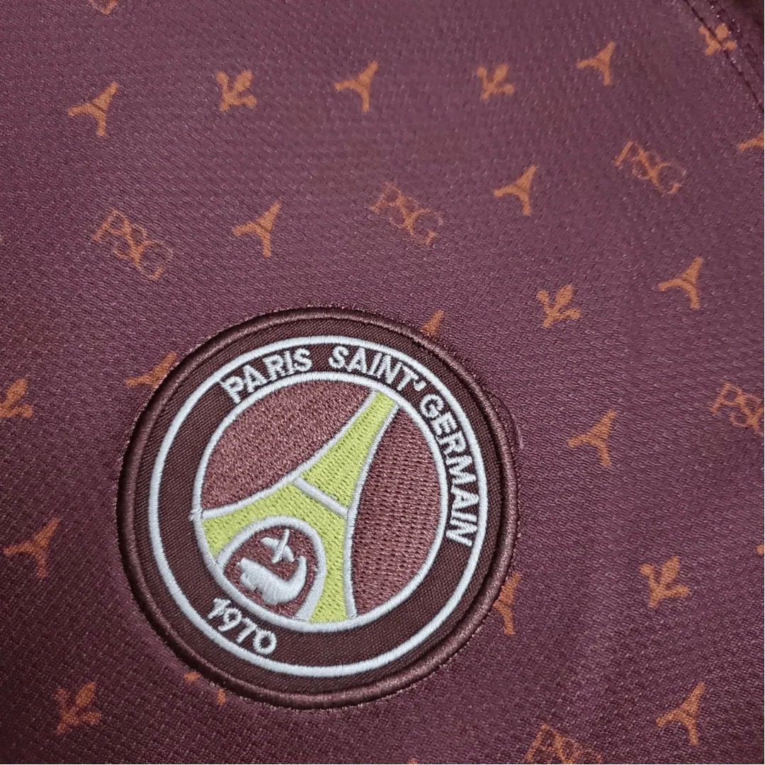 https://cdn.shopify.com/s/files/1/0826/7228/8075/files/20062007-paris-saint-germain-fly-emirates-away-red-retro-jersey-748093.webp?v=1741197868