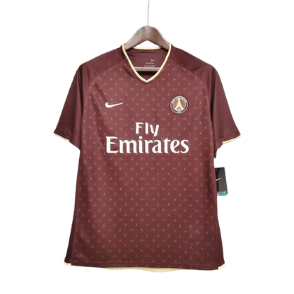 https://cdn.shopify.com/s/files/1/0826/7228/8075/files/20062007-paris-saint-germain-fly-emirates-away-red-retro-jersey-778590.webp?v=1741197866