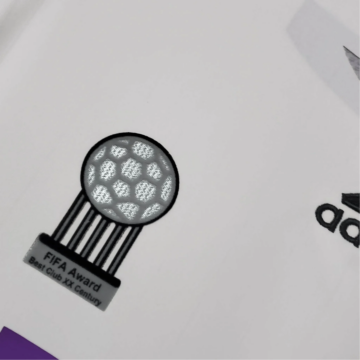 https://cdn.shopify.com/s/files/1/0826/7228/8075/files/20062007-real-madrid-benq-siemens-home-retro-kit-683891.webp?v=1741197461