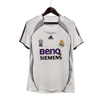 https://cdn.shopify.com/s/files/1/0826/7228/8075/files/20062007-real-madrid-benq-siemens-home-retro-kit-761955.webp?v=1741197461