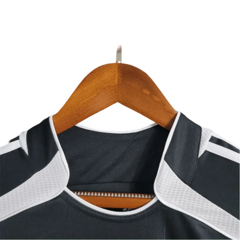 https://cdn.shopify.com/s/files/1/0826/7228/8075/files/20062007-real-madrid-benq-siemens-two-guest-retro-kit-long-sleeves-170180.webp?v=1741197433