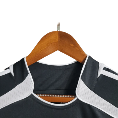 https://cdn.shopify.com/s/files/1/0826/7228/8075/files/20062007-real-madrid-benq-siemens-two-guest-retro-kit-long-sleeves-170180.webp?v=1741197433
