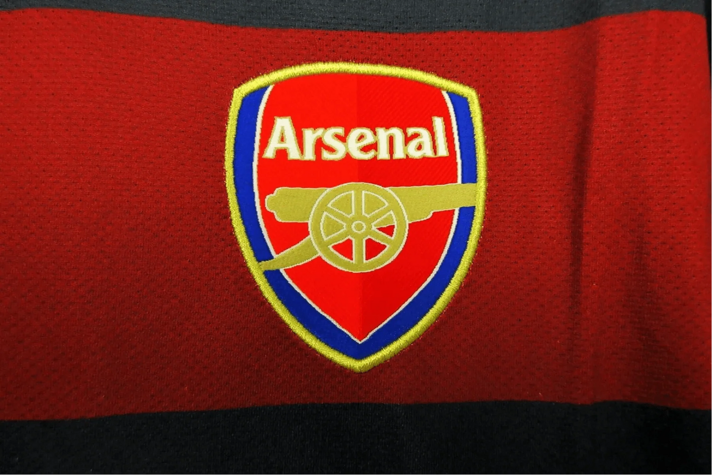 https://cdn.shopify.com/s/files/1/0826/7228/8075/files/20072008-arsenal-fly-emirates-third-retro-kit-classickits433-431162.webp?v=1741198361