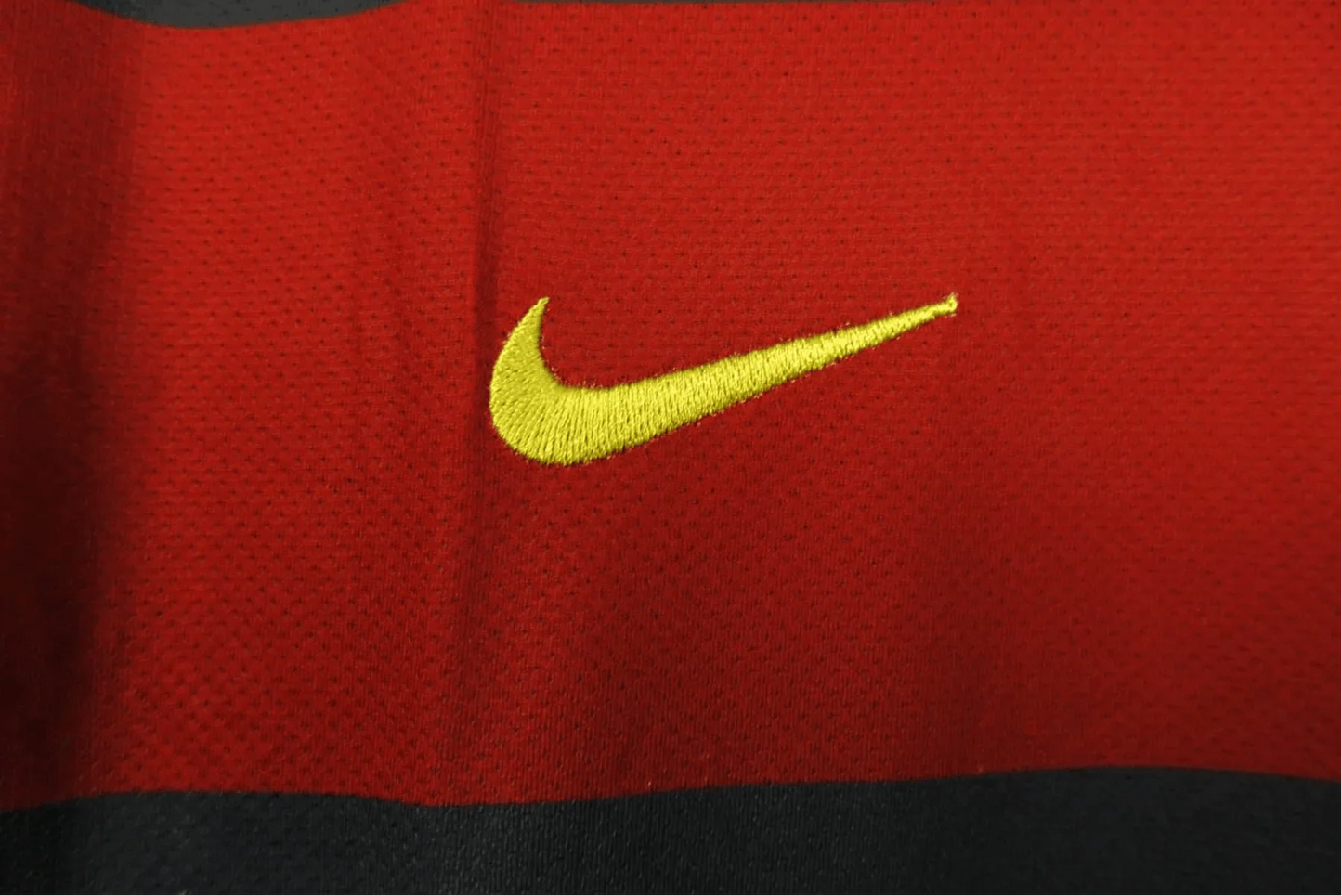 https://cdn.shopify.com/s/files/1/0826/7228/8075/files/20072008-arsenal-fly-emirates-third-retro-kit-classickits433-448018.webp?v=1741198359