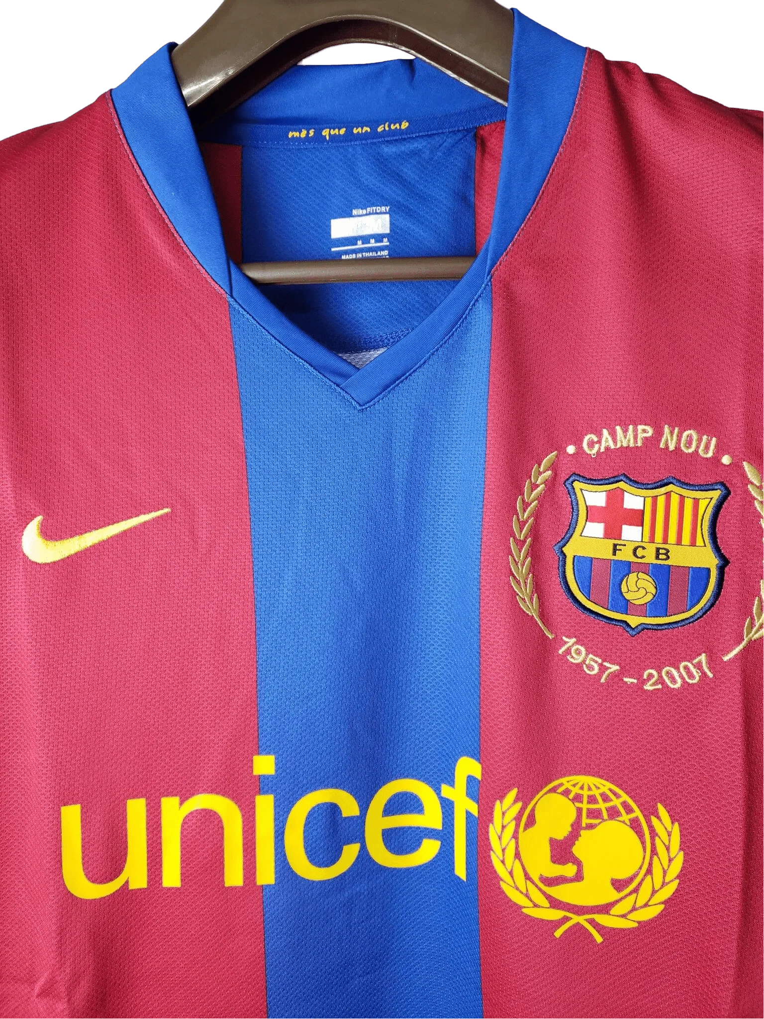 https://cdn.shopify.com/s/files/1/0826/7228/8075/files/20072008-fc-barcelona-unicef-home-retro-kit-long-sleeves-classickits433-837665.webp?v=1741197561