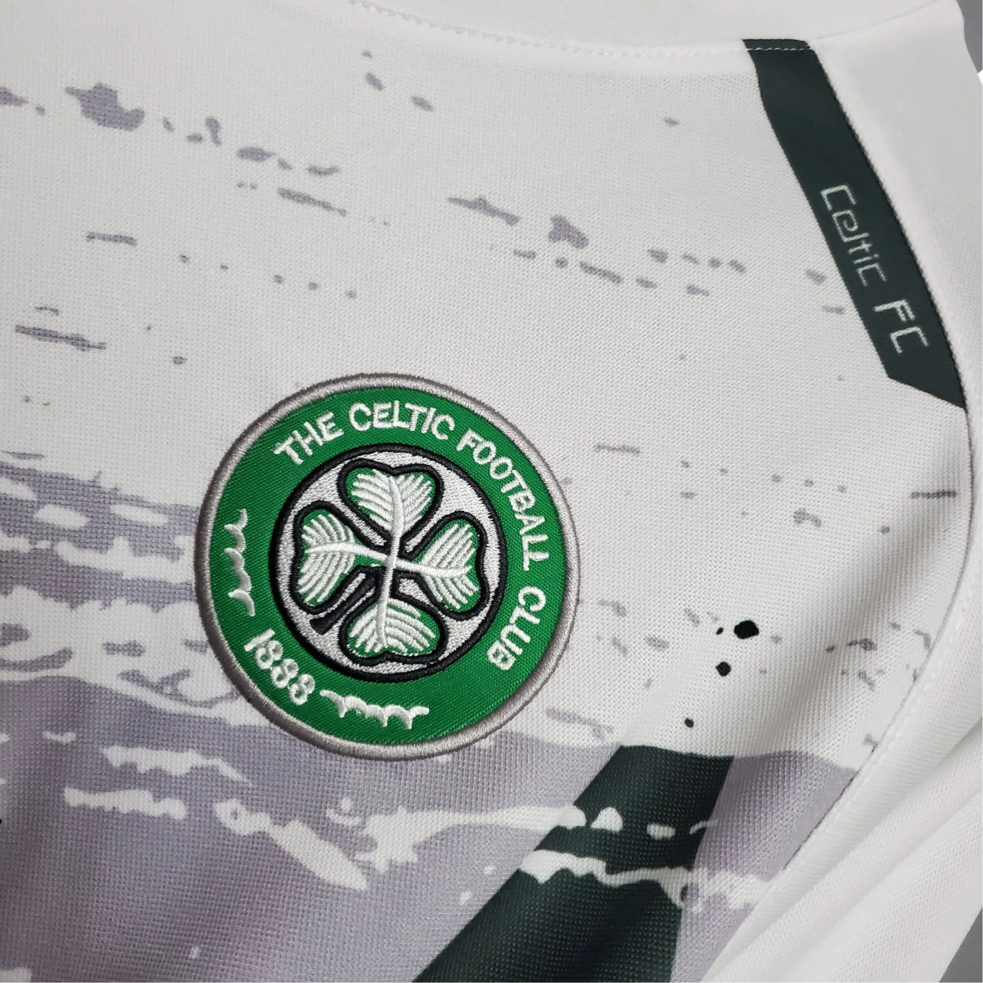 https://cdn.shopify.com/s/files/1/0826/7228/8075/files/20072008-glasgow-celtic-carling-away-retro-kit-classickits433-589991.webp?v=1741198287