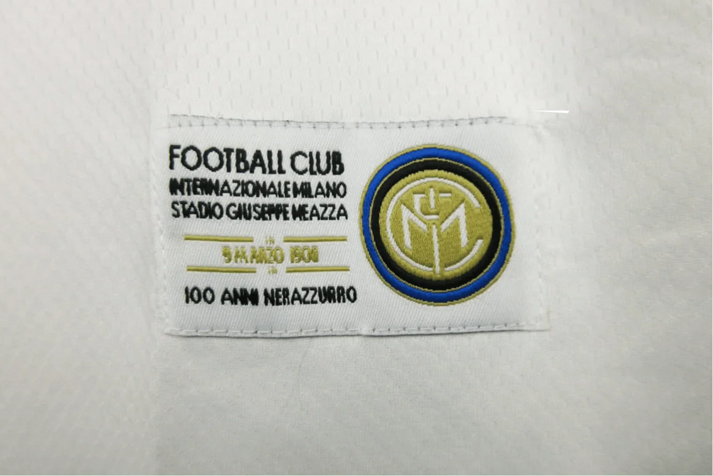 https://cdn.shopify.com/s/files/1/0826/7228/8075/files/20072008-inter-milan-pirelli-away-retro-kit-386151.webp?v=1741197481