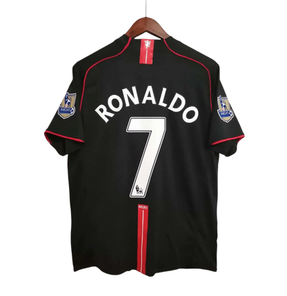 https://cdn.shopify.com/s/files/1/0826/7228/8075/files/20072008-manchester-united-aig-black-away-retro-kit-classickits433-119624.webp?v=1741197741