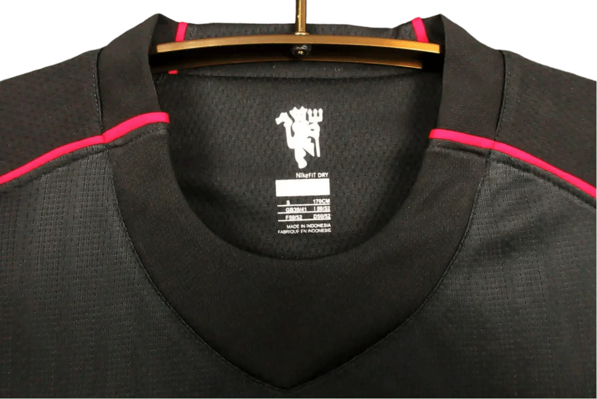 https://cdn.shopify.com/s/files/1/0826/7228/8075/files/20072008-manchester-united-aig-black-away-retro-kit-classickits433-341973.webp?v=1741197743