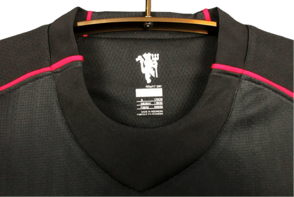 https://cdn.shopify.com/s/files/1/0826/7228/8075/files/20072008-manchester-united-aig-black-away-retro-kit-classickits433-341973.webp?v=1741197743