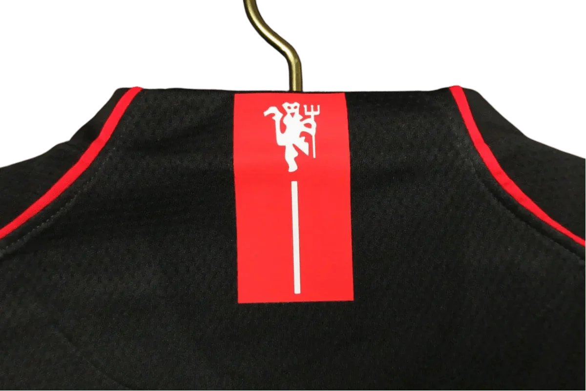 https://cdn.shopify.com/s/files/1/0826/7228/8075/files/20072008-manchester-united-aig-black-away-retro-kit-classickits433-414890.webp?v=1741197742